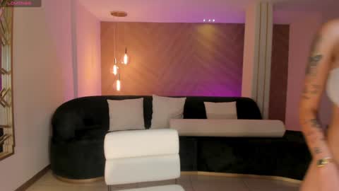 Snapshot of niaholland chatting on December 14, 11:29 am SQUIRTER DOLL online show from December 14, 11:29 am