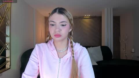 Snapshot of niaholland chatting on October 8, 10:57 am SQUIRTER DOLL online show from October 8, 10:57 am