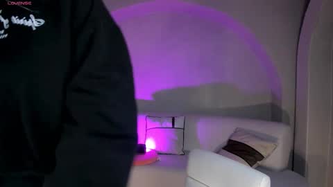 Snapshot of niaholland chatting on October 27, 11:36 am SQUIRTER DOLL online show from October 27, 11:36 am