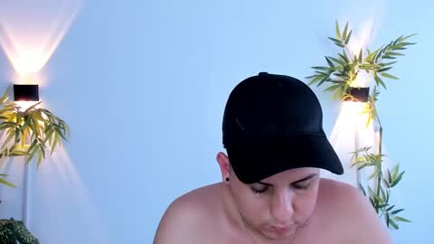 Snapshot of nick23_ chatting on December 17, 7:31 pm nick23_ online show from December 17, 7:31 pm