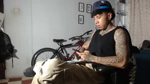 Snapshot of nickhot0609 chatting on February 4, 4:05 am Nickhot0609 online show from February 4, 4:05 am