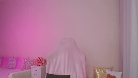 Nicole Online at about after 1000  6  UK time or 900  - 500  UK time it approximate time interval online show from December 2, 3:47 am