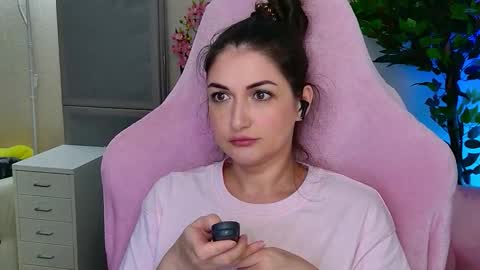 Nicole Online at about after 1000  6  UK time or 900  - 500  UK time it approximate time interval online show from September 18, 11:29 pm