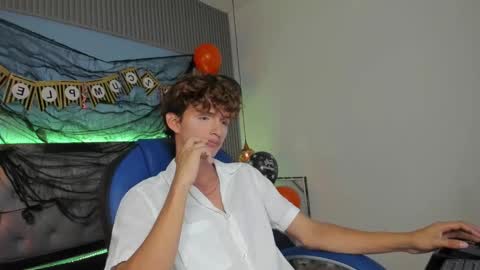 nicolasferrer18 online show from October 31, 5:14 pm