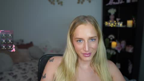 nicolette__shea_ online show from December 4, 2:04 pm