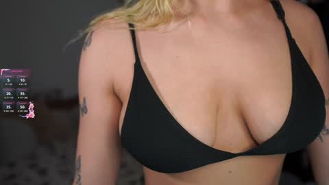 nicolette__shea_ online show from December 5, 5:17 pm