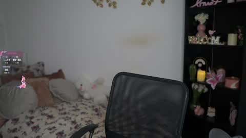 nicolette__shea_ online show from December 11, 3:15 pm