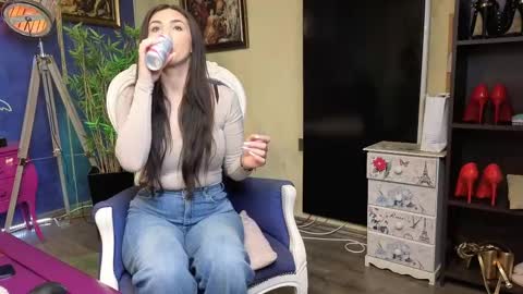 Nicolle online show from February 25, 8:47 am