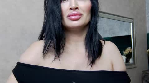 Snapshot of nicollereyn chatting on February 14, 8:26 pm Nicolle online show from February 14, 8:26 pm