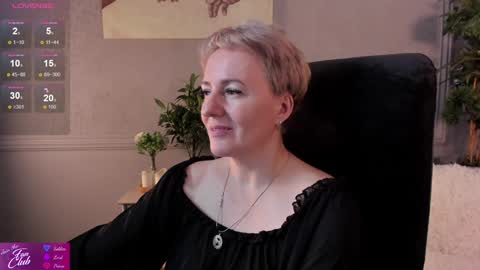 Snapshot of nika_smit chatting on December 14, 3:04 pm Nika online show from December 14, 3:04 pm