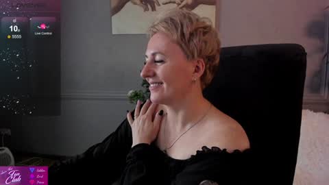 Snapshot of nika_smit chatting on December 15, 12:49 pm Nika online show from December 15, 12:49 pm