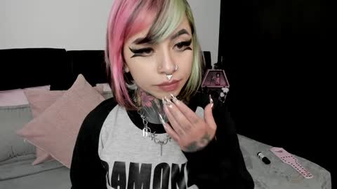 Nikki Ramone   online show from January 3, 3:01 pm