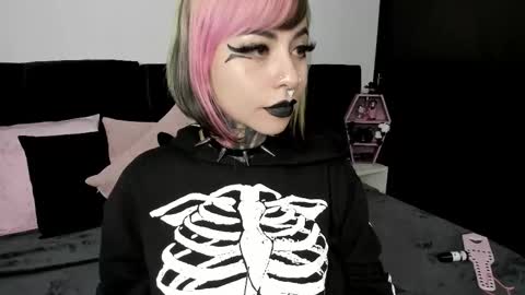 Nikki Ramone   online show from February 12, 9:52 am