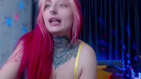 Snapshot of nina_b1um chatting on October 27, 6:28 am Nina online show from October 27, 6:28 am