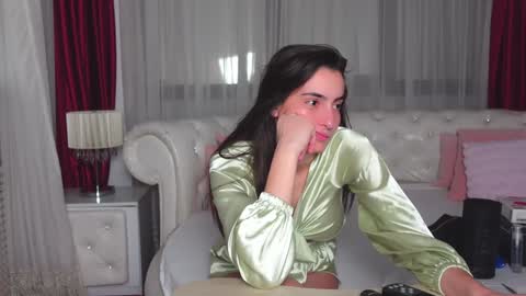 Snapshot of ninacrystal chatting on December 9, 6:34 am NinaCrystal online show from December 9, 6:34 am