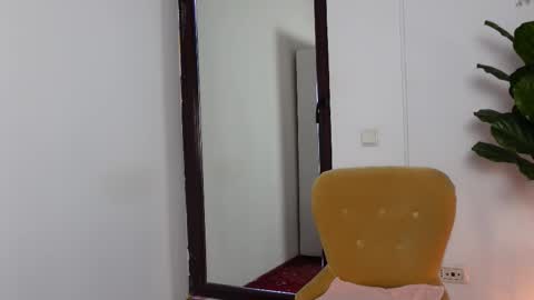 Snapshot of ninacrystal chatting on November 4, 10:25 am NinaCrystal online show from November 4, 10:25 am