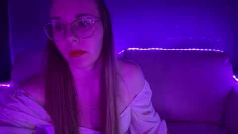 ninaglow_ online show from September 9, 6:40 pm