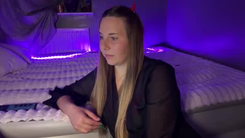 ninaglow_ online show from October 3, 7:00 pm