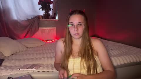 ninaglow_ online show from October 4, 10:35 am