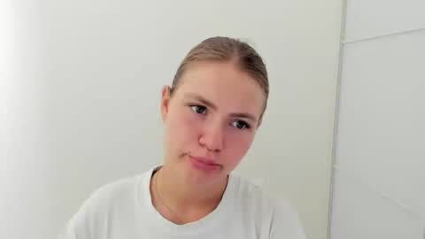 ninarihh online show from September 12, 10:04 am