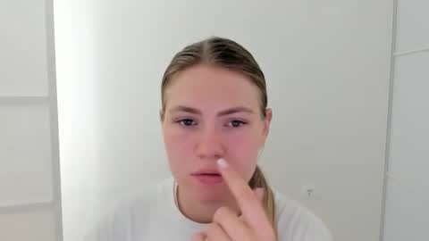 ninarihh online show from September 16, 11:11 am