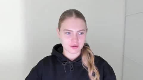 ninarihh online show from November 3, 9:43 am