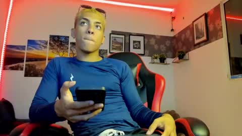 noah_flynn1 online show from October 4, 2:53 am