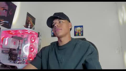 Snapshot of noah_silver chatting on December 15, 7:07 pm noah_silver online show from December 15, 7:07 pm