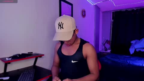 noah_smith04 online show from September 14, 11:04 pm