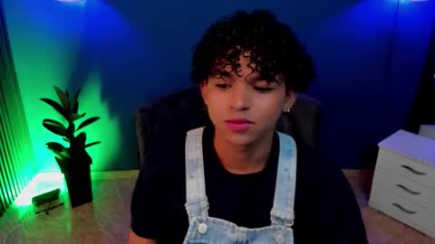 noah_smith04 online show from October 20, 12:16 pm