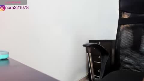 Snapshot of nora22xx chatting on January 7, 5:43 am Nora online show from January 7, 5:43 am