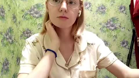 Lola online show from October 27, 8:40 am