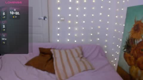 Snapshot of nymphobabee chatting on December 8, 11:19 pm crystal 3 online show from December 8, 11:19 pm