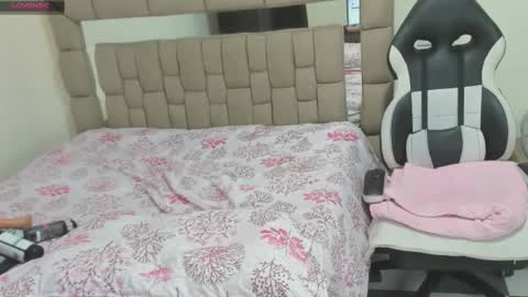 nyomi browm online show from February 19, 8:33 am