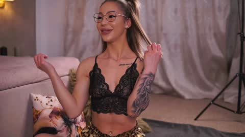 nyrobinova online show from January 29, 4:05 am