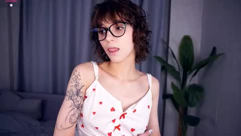 Snapshot of odettehatt chatting on September 13, 6:29 pm Thea online show from September 13, 6:29 pm