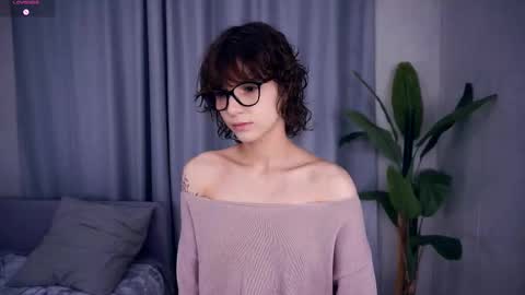 Snapshot of odettehatt chatting on September 25, 7:17 pm Thea online show from September 25, 7:17 pm