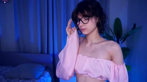 Snapshot of odettehatt chatting on September 29, 7:19 pm Thea online show from September 29, 7:19 pm