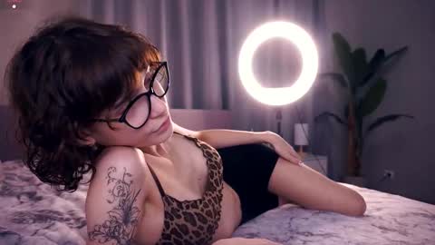 Snapshot of odettehatt chatting on October 24, 7:21 pm Thea online show from October 24, 7:21 pm