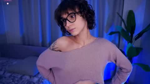 Snapshot of odettehatt chatting on October 29, 7:04 pm Thea online show from October 29, 7:04 pm