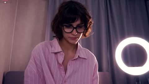 Snapshot of odettehatt chatting on November 9, 7:34 pm Thea online show from November 9, 7:34 pm