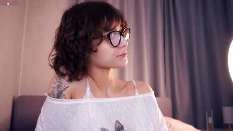 Snapshot of odettehatt chatting on November 12, 7:57 pm Thea online show from November 12, 7:57 pm