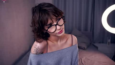 Snapshot of odettehatt chatting on November 13, 6:40 pm Thea online show from November 13, 6:40 pm