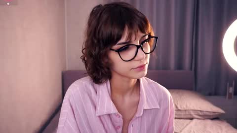 Snapshot of odettehatt chatting on November 14, 7:34 pm Thea online show from November 14, 7:34 pm