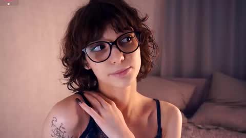 Snapshot of odettehatt chatting on November 25, 6:52 pm Thea online show from November 25, 6:52 pm