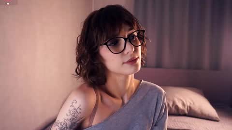 Snapshot of odettehatt chatting on November 26, 7:04 pm Thea online show from November 26, 7:04 pm