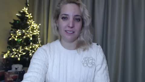 Snapshot of ohsweetmari chatting on January 1, 9:31 pm Mari online show from January 1, 9:31 pm