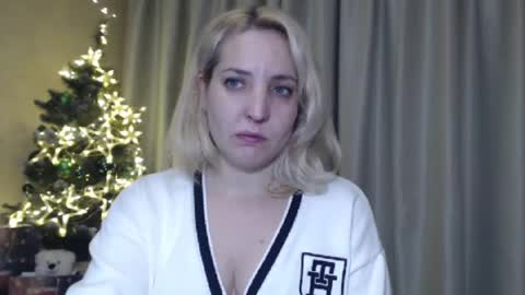 Snapshot of ohsweetmari chatting on January 3, 3:44 pm Mari online show from January 3, 3:44 pm