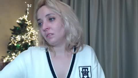 Snapshot of ohsweetmari chatting on January 3, 9:47 pm Mari online show from January 3, 9:47 pm