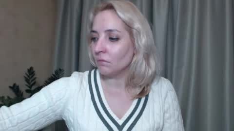 Snapshot of ohsweetmari chatting on January 11, 6:44 pm Mari online show from January 11, 6:44 pm